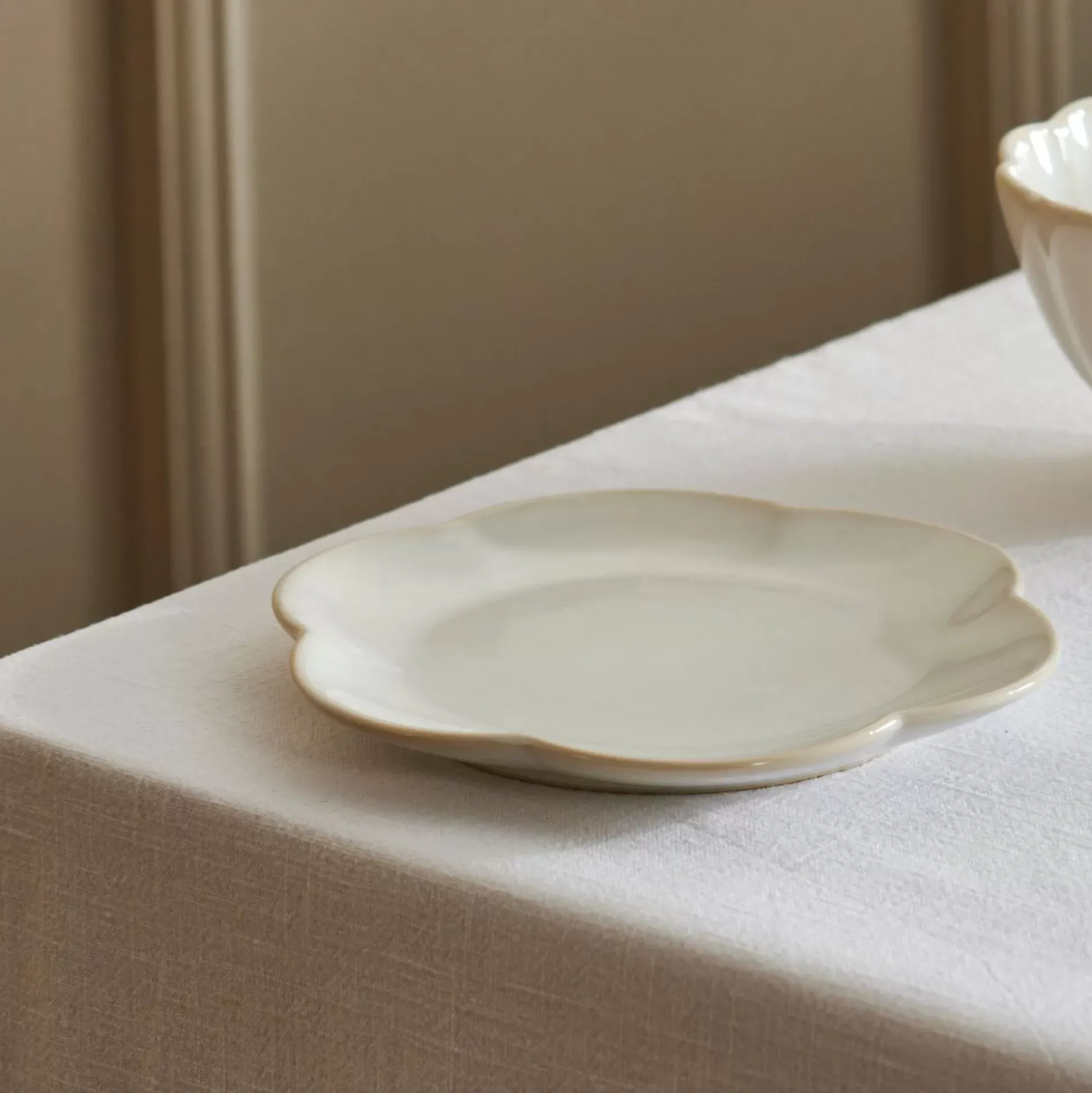 Dahlia Flower Plato Blanco